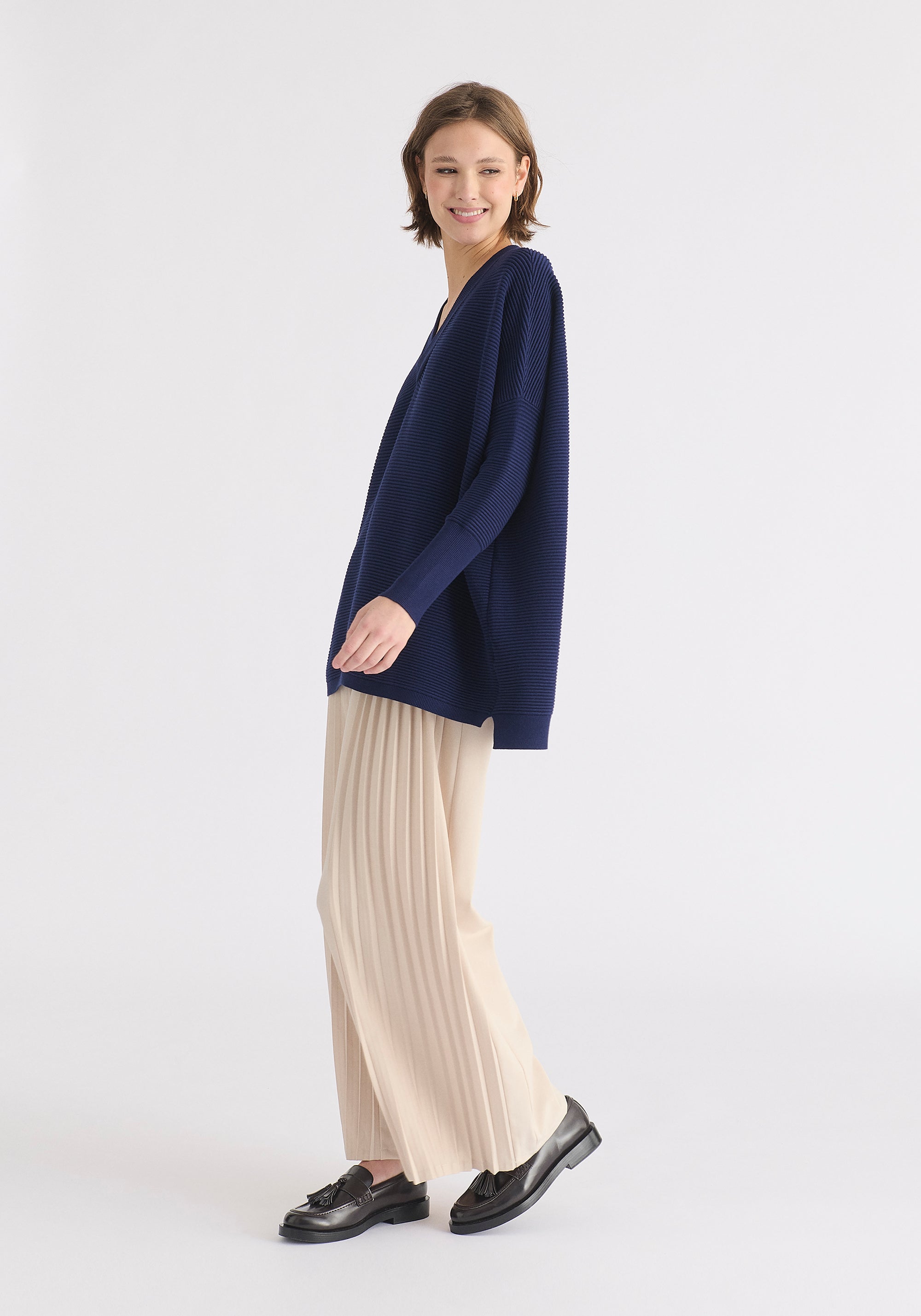 Paisie V-Neck Ribbed Jumper in Navy Side