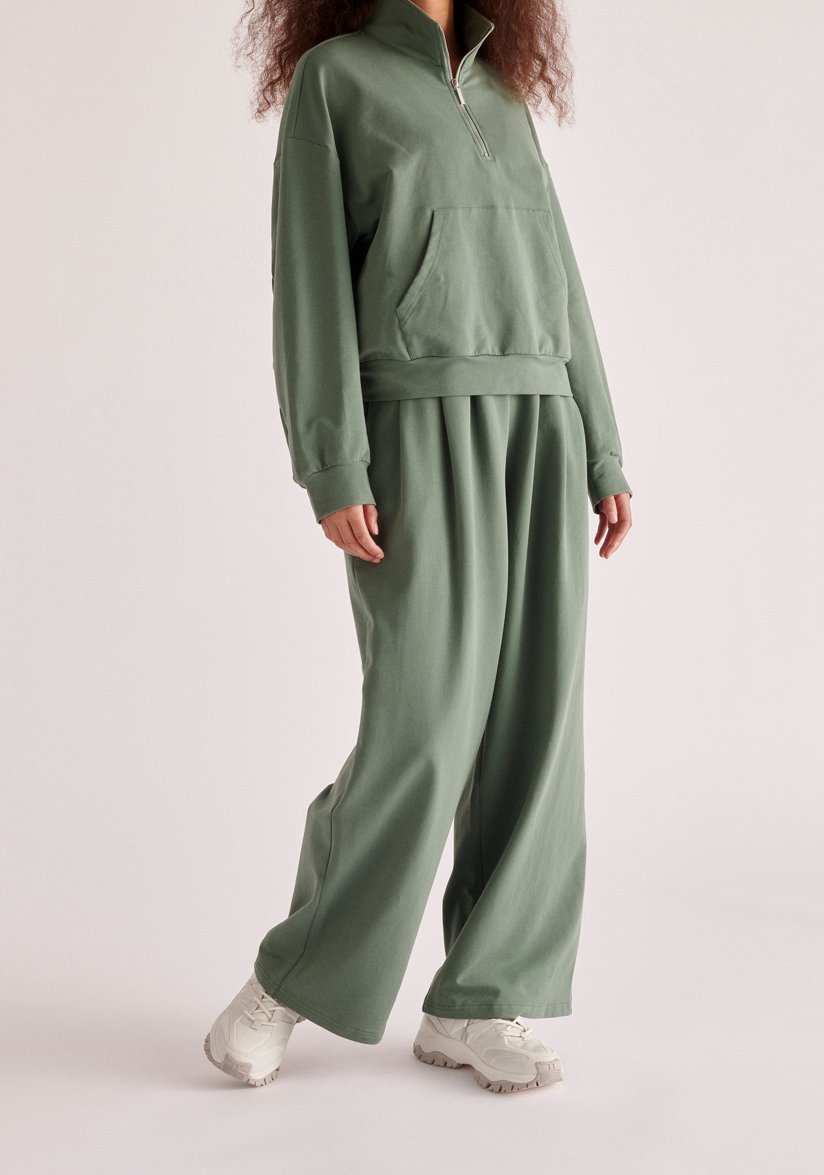 Paisie Pleated Sweatpants in Green