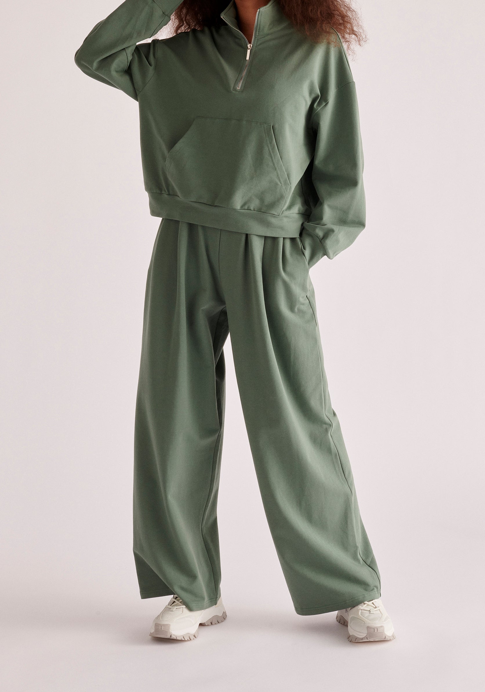 Paisie Pleated Sweatpants in Green