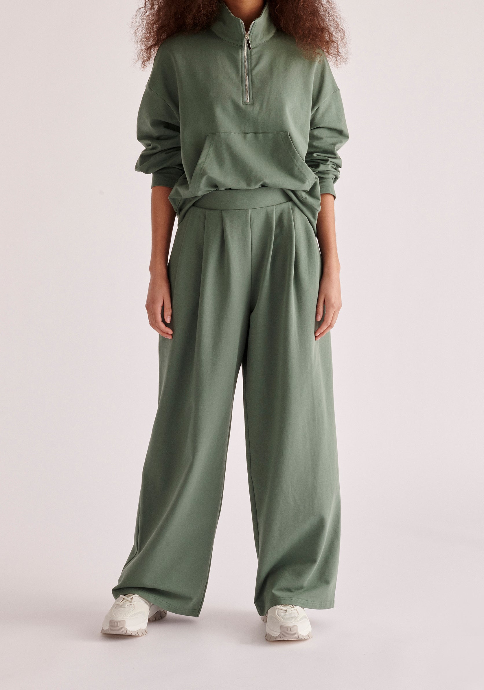 Paisie Pleated Sweatpants in Green