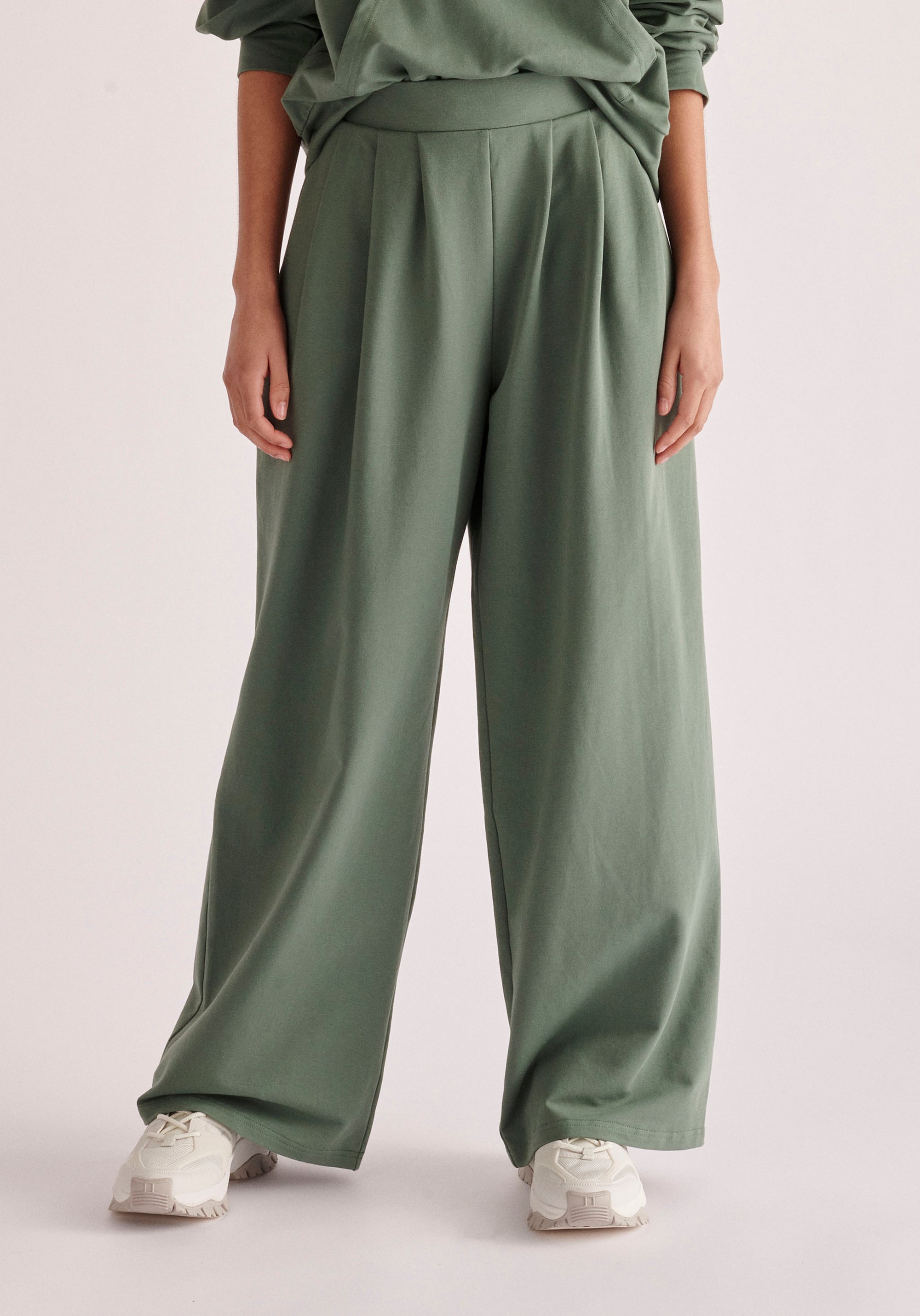 Paisie Pleated Sweatpants in Green